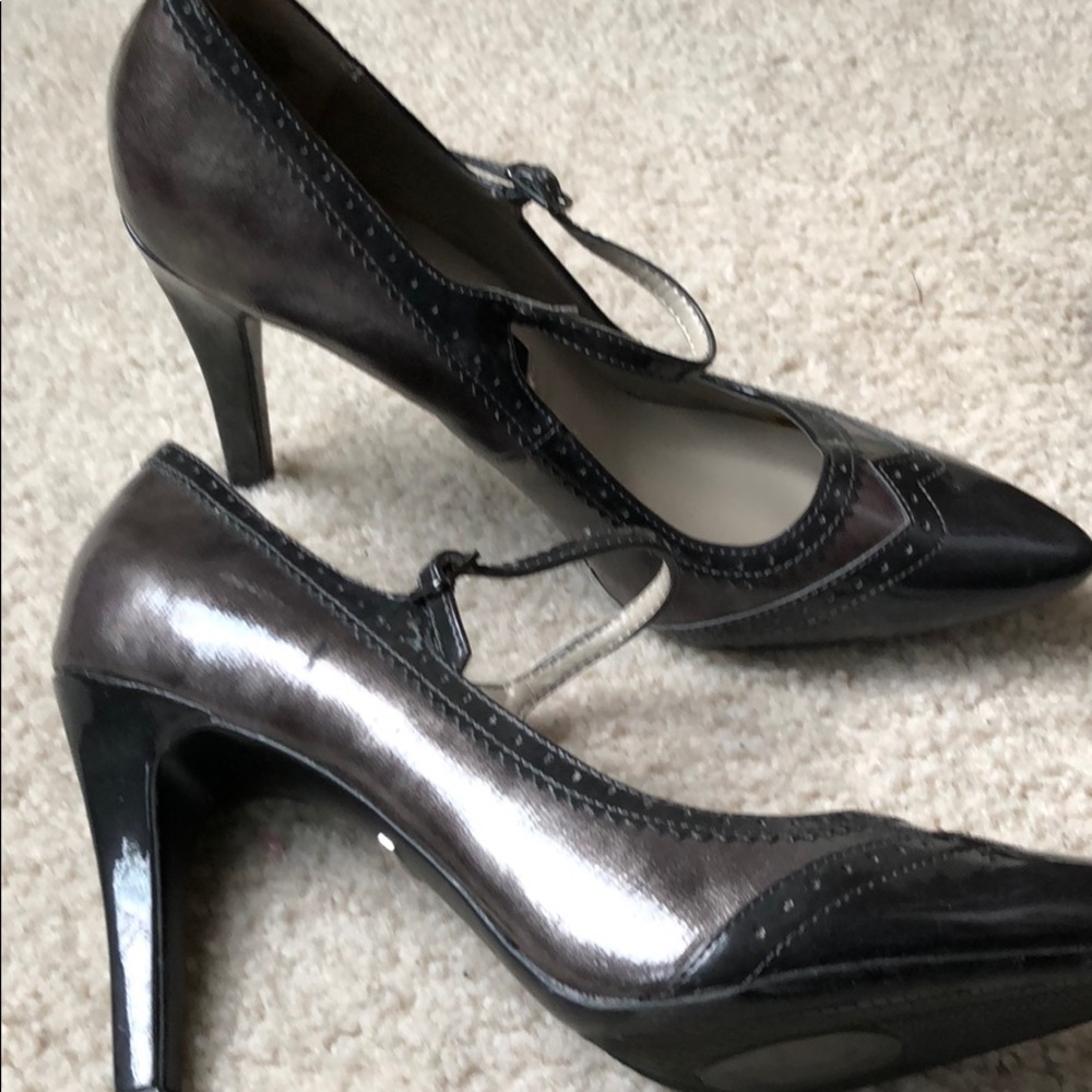 Grey pumps